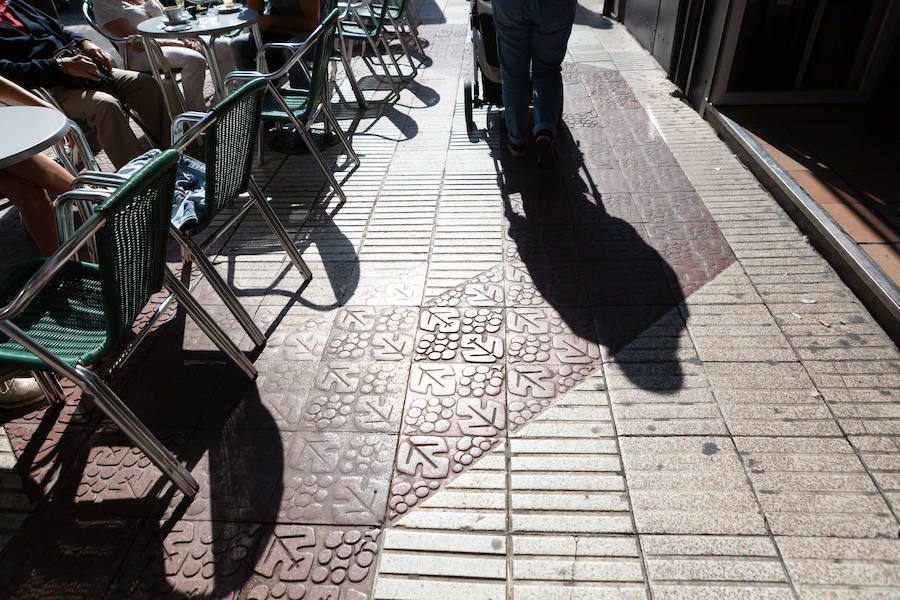La calle San Antón de Logroño, centro de pasiones compradoras entre logroñeses y visitantes está notando el exceso de trote. La falta de mantenimiento y algunas decisiones dudosas no dejan espacio para la queja. El brillo de las luces de sus escaparates no esconde los problemas de esqueleto.