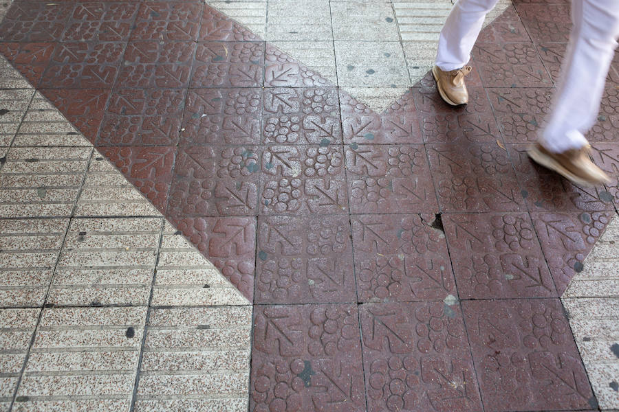 La calle San Antón de Logroño, centro de pasiones compradoras entre logroñeses y visitantes está notando el exceso de trote. La falta de mantenimiento y algunas decisiones dudosas no dejan espacio para la queja. El brillo de las luces de sus escaparates no esconde los problemas de esqueleto.