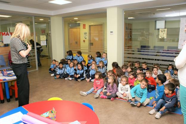 Azucena Reinares, en una de las actividades con escolares. 