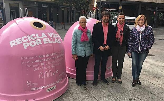 Rubio y Orte, con miembros de la asamblea arnedana de la AECC. 