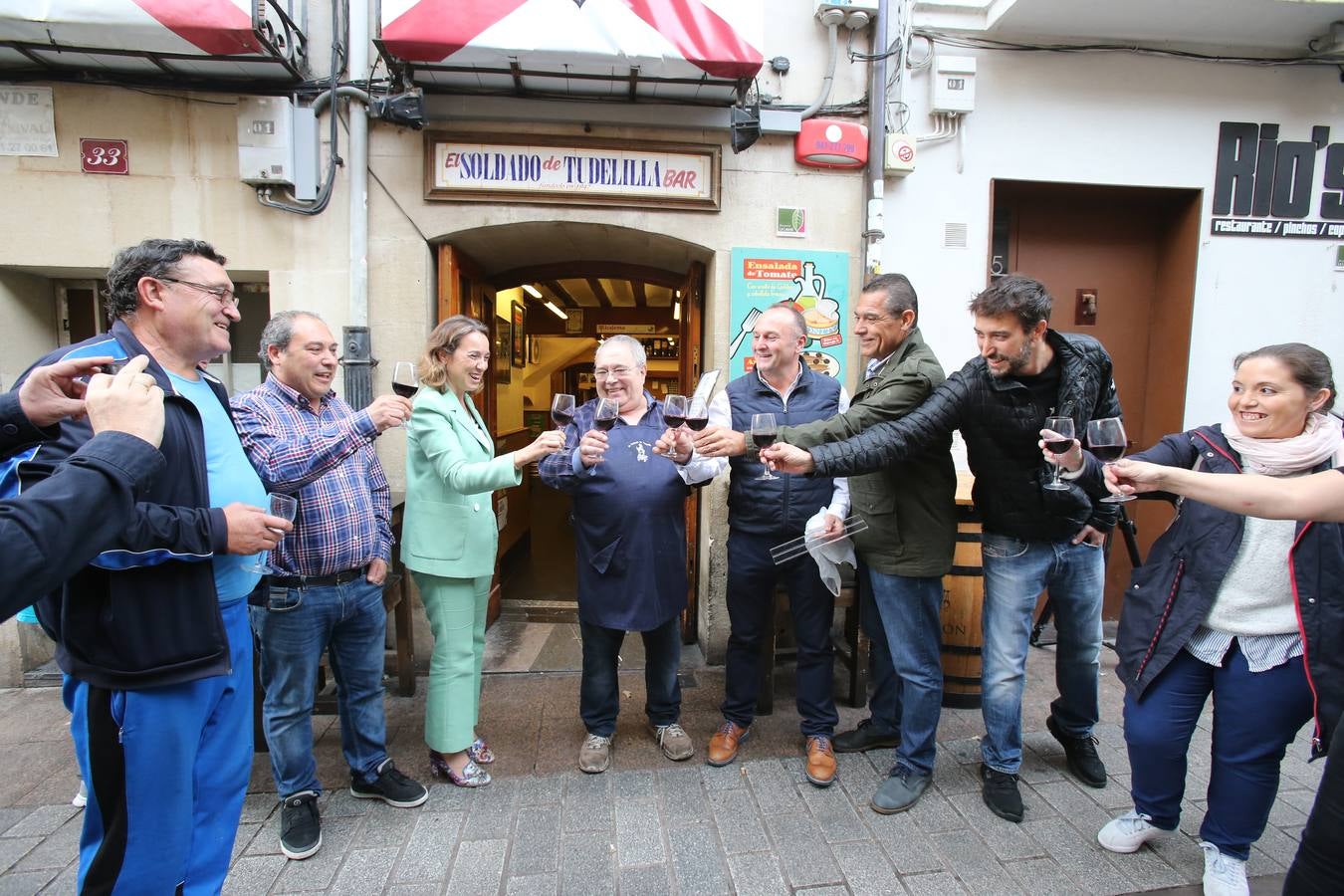 Manolo García, que regenta el mítico bar de de calle San Agustín, se jubila