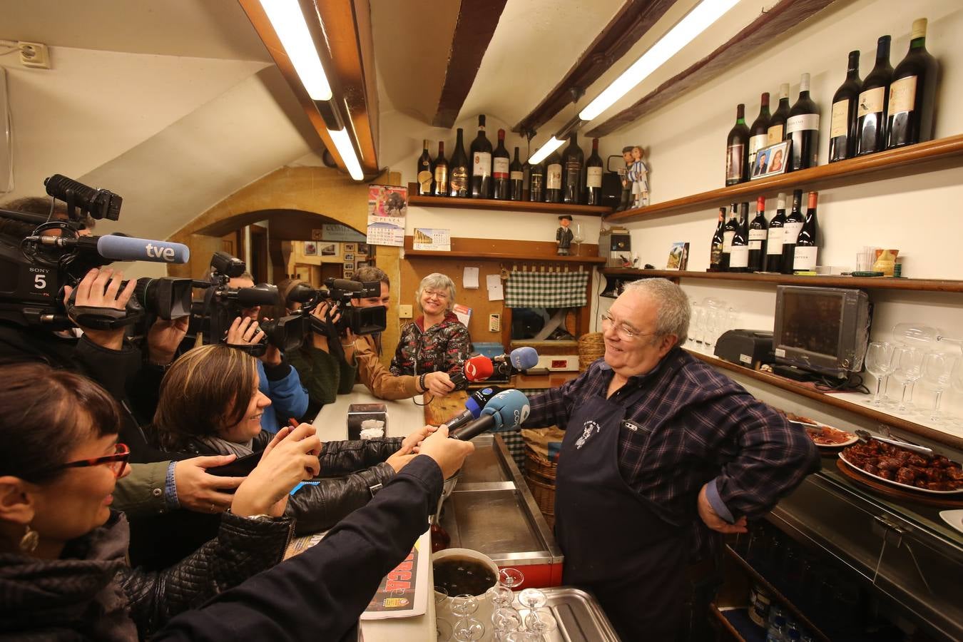 Manolo García, que regenta el mítico bar de de calle San Agustín, se jubila