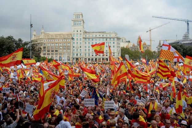Unas 65.000 personas participaron ayer en la manifestación por la unidad de España en Barcelona. :: Josep Lago / AFP