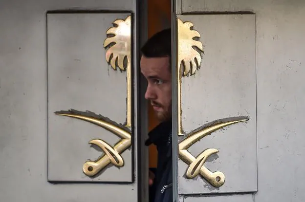 Un miembro de la seguridad del Consulado saudí en Estambul se asoma a la entrada. :: ozan kose / afp