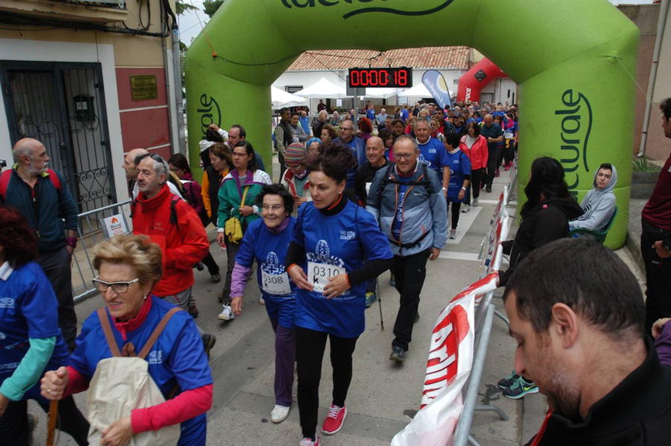 IV marcha solidaria de El Redal, en favor de AFA Rioja. En la cita han participado 370 personas y después también se han celebrado carreras sénior e infantil.