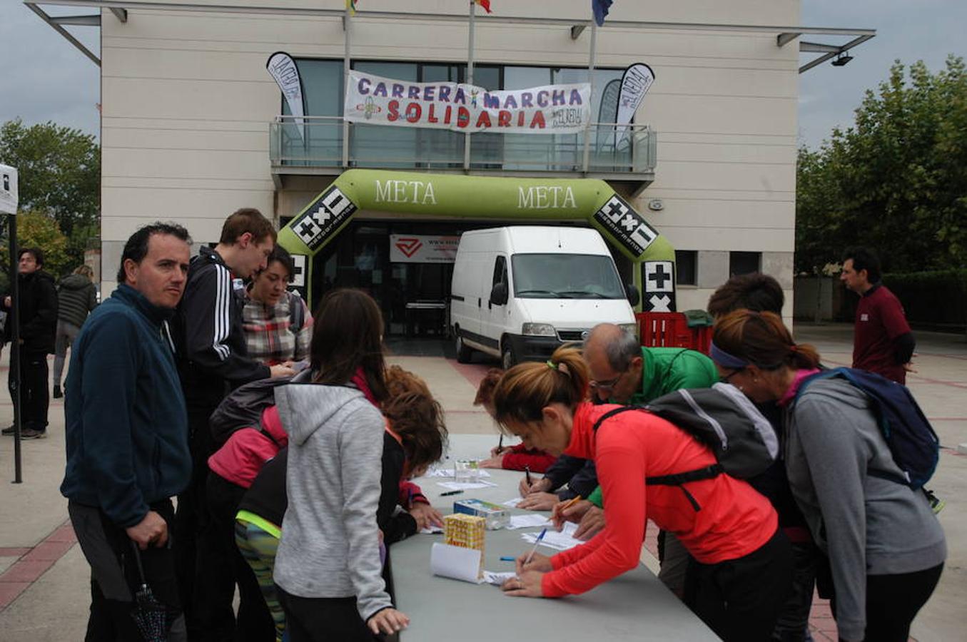 IV marcha solidaria de El Redal, en favor de AFA Rioja. En la cita han participado 370 personas y después también se han celebrado carreras sénior e infantil.