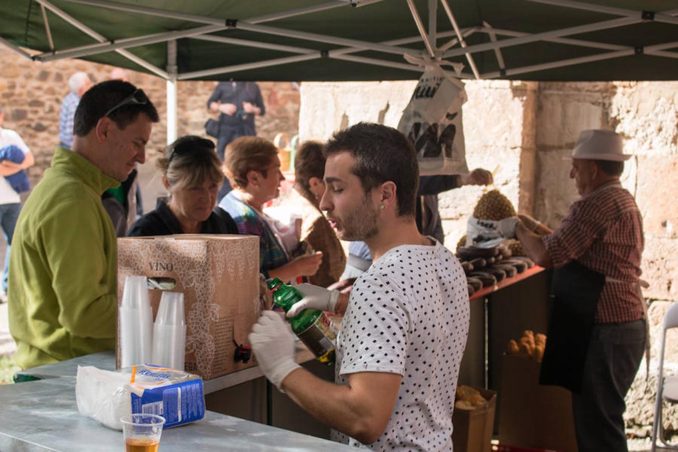 Ojacastro celebra hoy la segunda y última jornada de su feria de ganado y de artesanía agroalimentaria, que, 16 años después de echar a andar, sigue evidenciando su encaje y tirón dentro del 'puente' festivo del Pilar. 