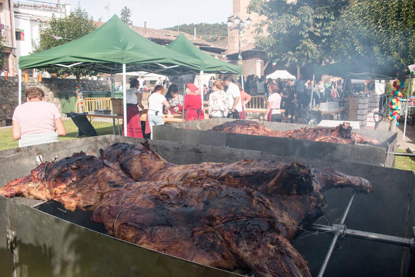 Ojacastro celebra hoy la segunda y última jornada de su feria de ganado y de artesanía agroalimentaria, que, 16 años después de echar a andar, sigue evidenciando su encaje y tirón dentro del 'puente' festivo del Pilar. 