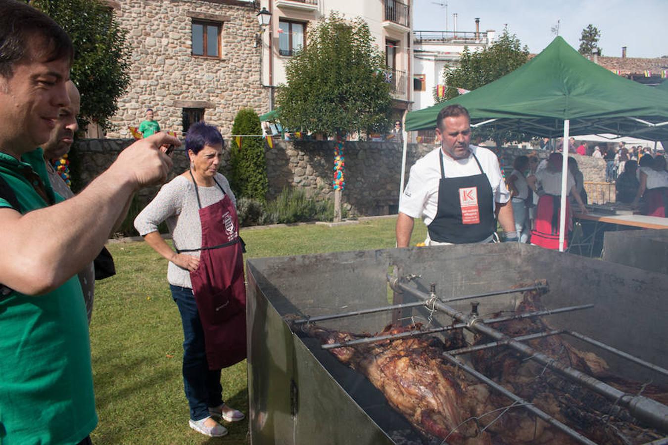 Ojacastro celebra hoy la segunda y última jornada de su feria de ganado y de artesanía agroalimentaria, que, 16 años después de echar a andar, sigue evidenciando su encaje y tirón dentro del 'puente' festivo del Pilar. 