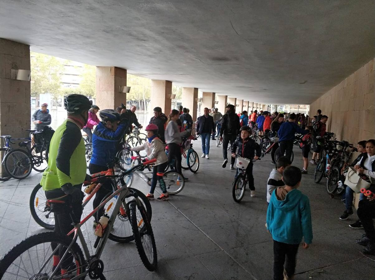 Las imágenes de la marcha ciclista solidaria, que recorrió Logroño pese a la lluvia