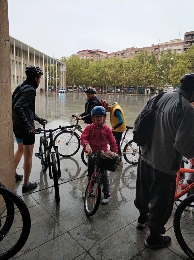 Las imágenes de la marcha ciclista solidaria, que recorrió Logroño pese a la lluvia