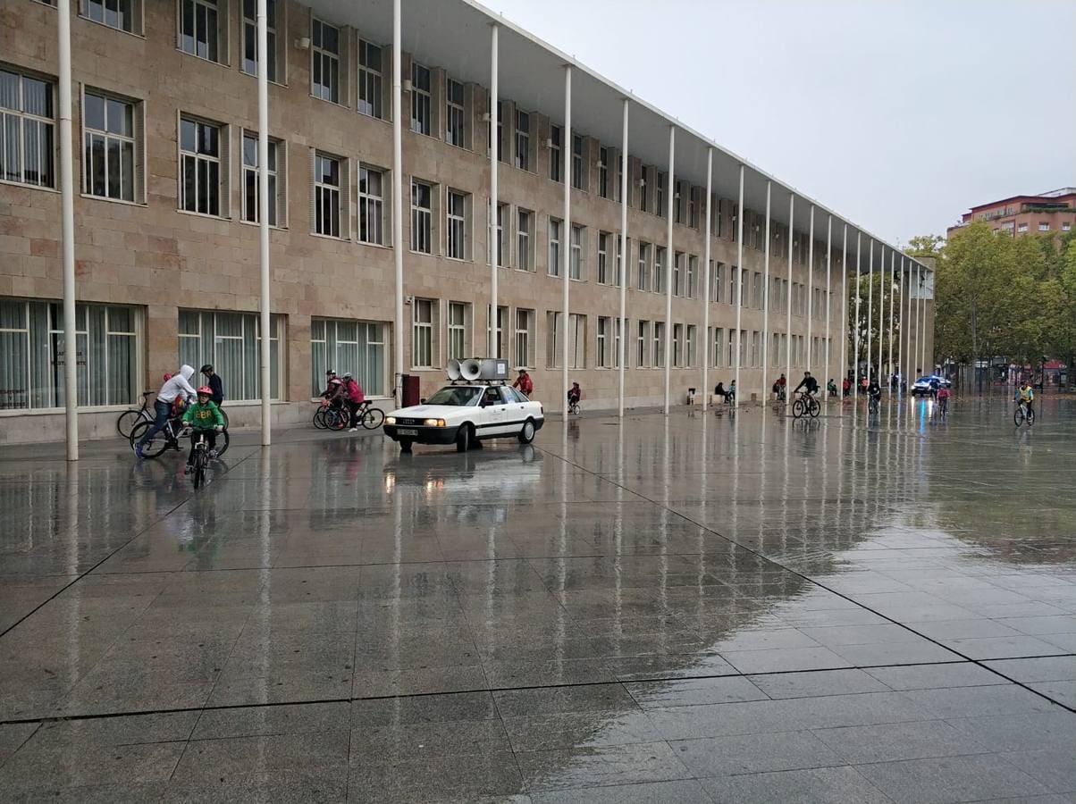 Las imágenes de la marcha ciclista solidaria, que recorrió Logroño pese a la lluvia