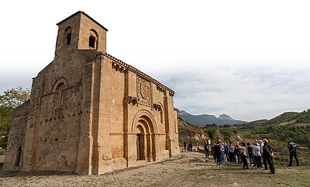 Ante la ermita de Santa María de la Piscina (Peciña), escenario clave de la novela de Andrés Pascual. 