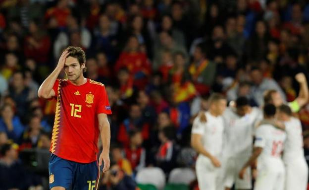 Marcos Alonso se lamenta tras uno de los goles de Inglaterra. 