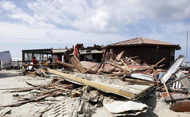 Vista de un restaurante destruido en Praia da Vieira (Sur de Portugal) después del paso de la tormenta Leslie.