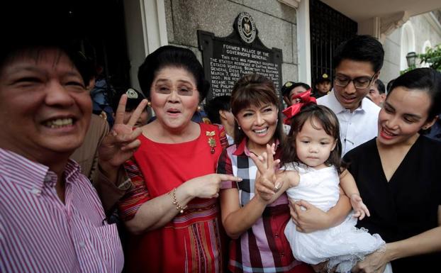 Ferdinand 'Bongbong' Marcos Junior, Imelda Marcos e Imee Marcos, tras presentar su candidatura electoral