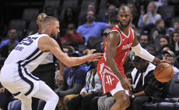 Chris Paul, en una acción ante Chandler Parsons. 