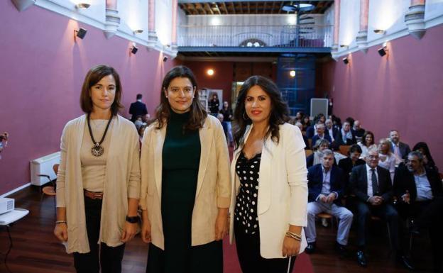 Rocío Hervella, Miriam González Durántez e Imelda Rodríguez, antes de intervenir en el debate de Futuro en Español. / GABRIEL VILLAMIL