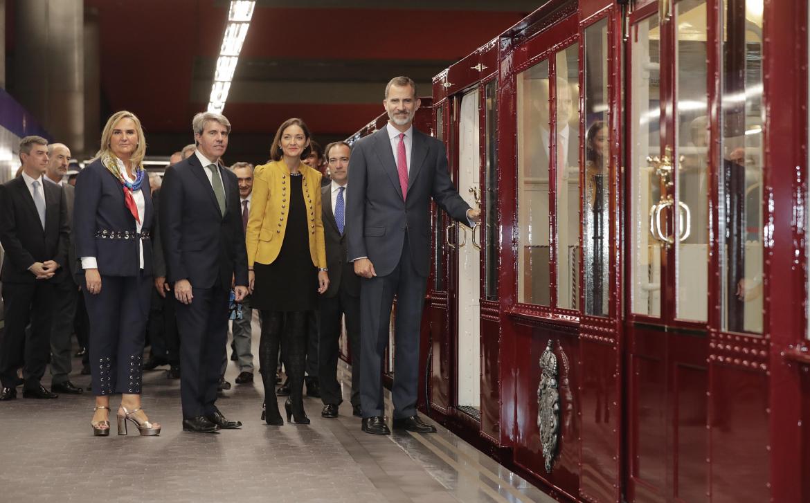 El rey Felipe VI ha viajado este miércoles en un vagón de Metro, para conmemorar el centenario de este medio de transporte que inauguró su bisabuelo Alfonso XIII.