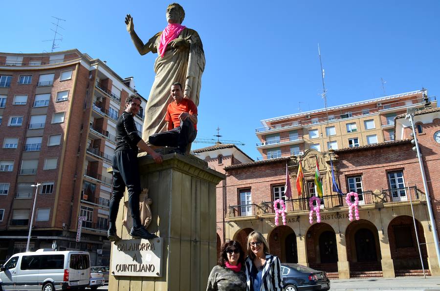 la concejala de Servicios Sociales, Mº Jose Torrecilla, la presidenta de la AECC, Antonia de Castro y los peñistas que han colocado el pañuelo
