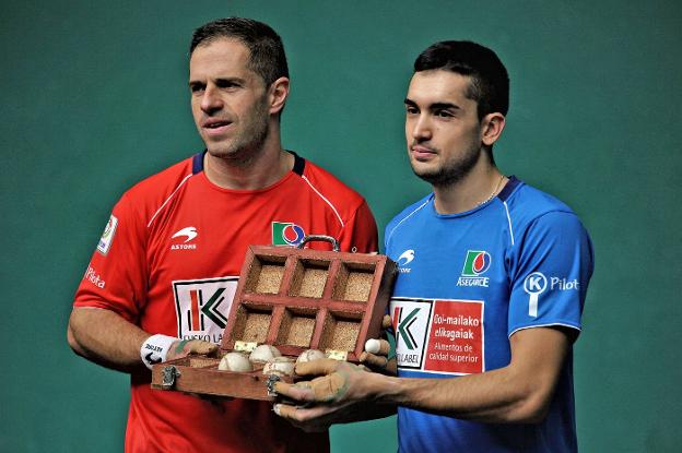 Aimar Olaizola y Víctor Esteban, ayer en el Labrit de Pamplona. :: a. calleja/d.n.