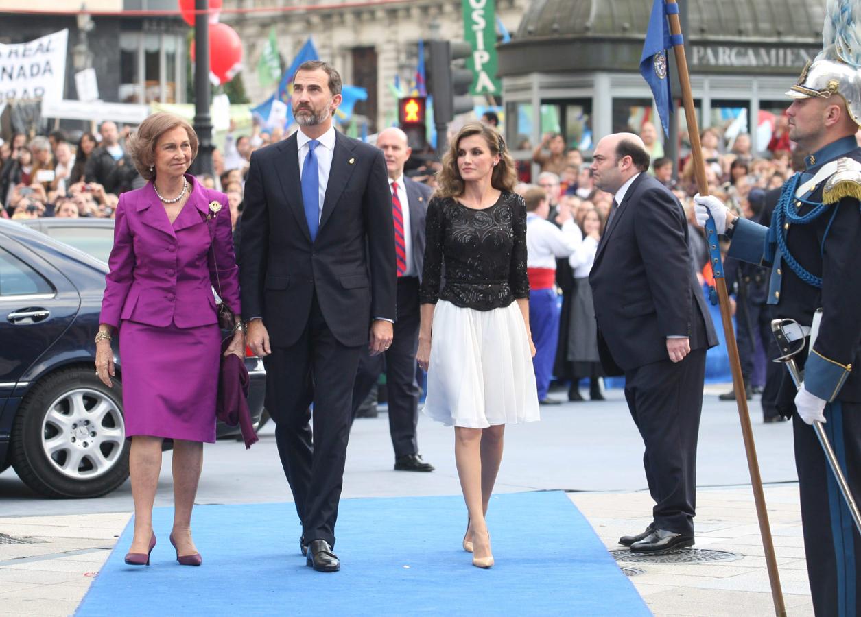 Doña Letizia durante la entrega de los Premios Príncipe de Asturias del año 2012 en el Teatro Campoamor de Oviedo acompañada del Príncipe Felipe y la Reina Sofía