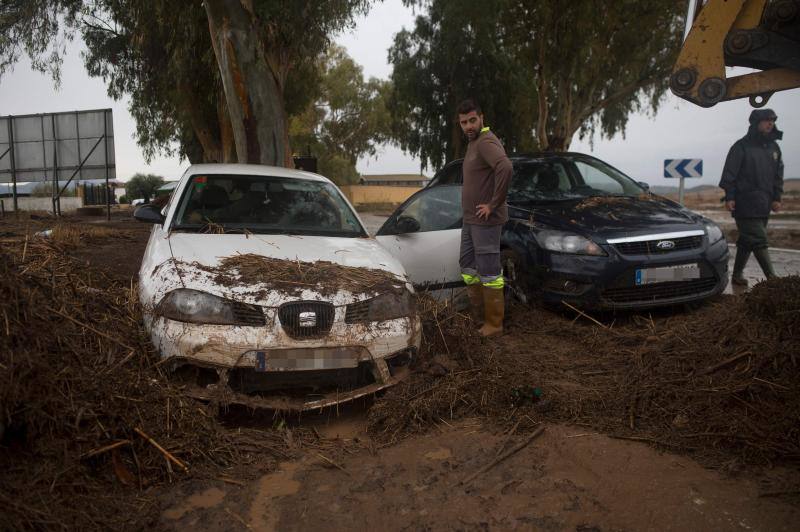 Las mejores imágenes de las lluvias torrenciales que han provocado la muerte de un bombero y numerosos destrozos en la provincia de Málaga