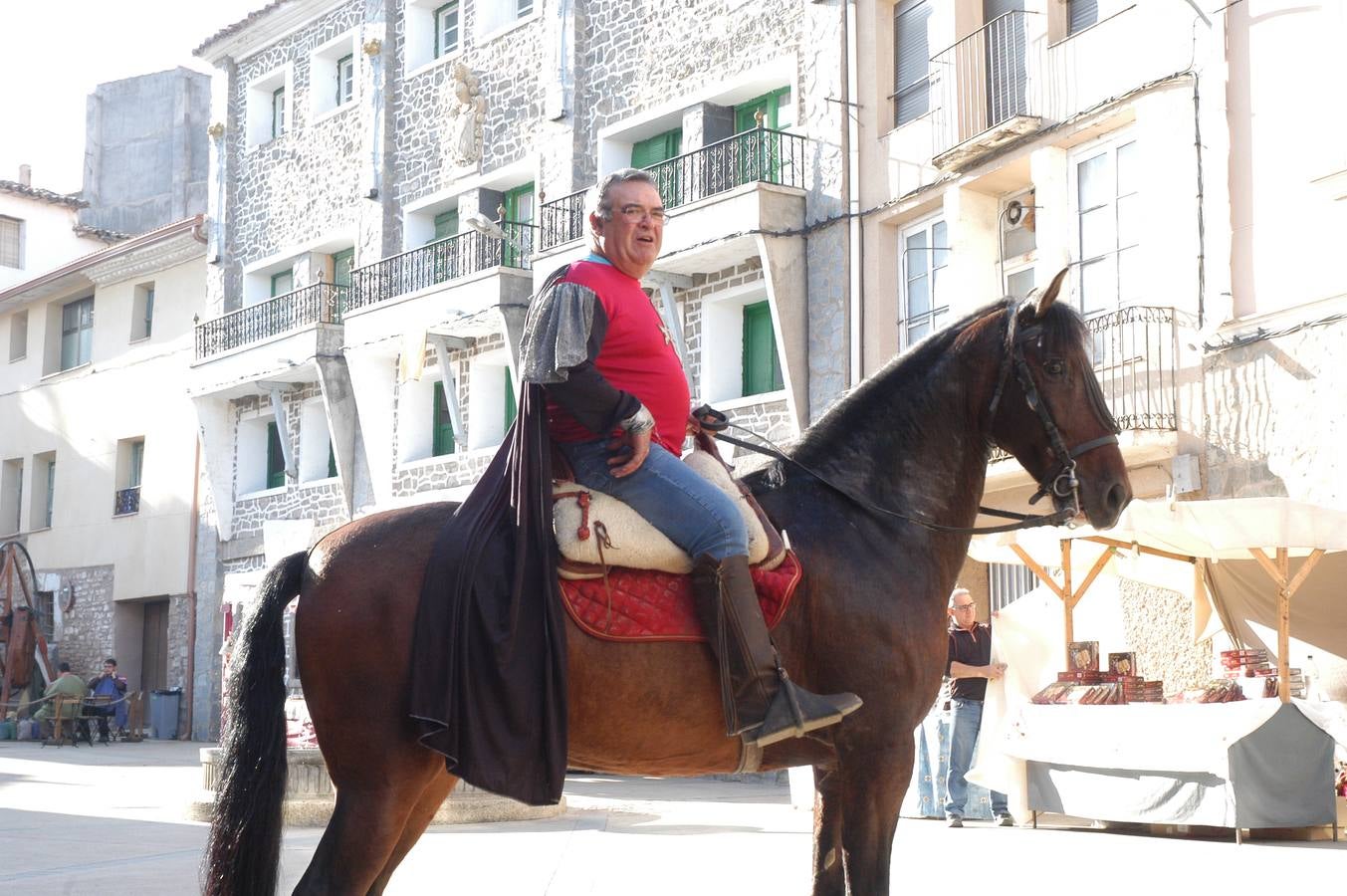 Cornago lleva trece años consecutivos celebrando unas jornadas de artesanía medieval que aprovechan uno de los entornos más llamativos de La Rioja, el formado por su castillo y la parroquia de San Pedro