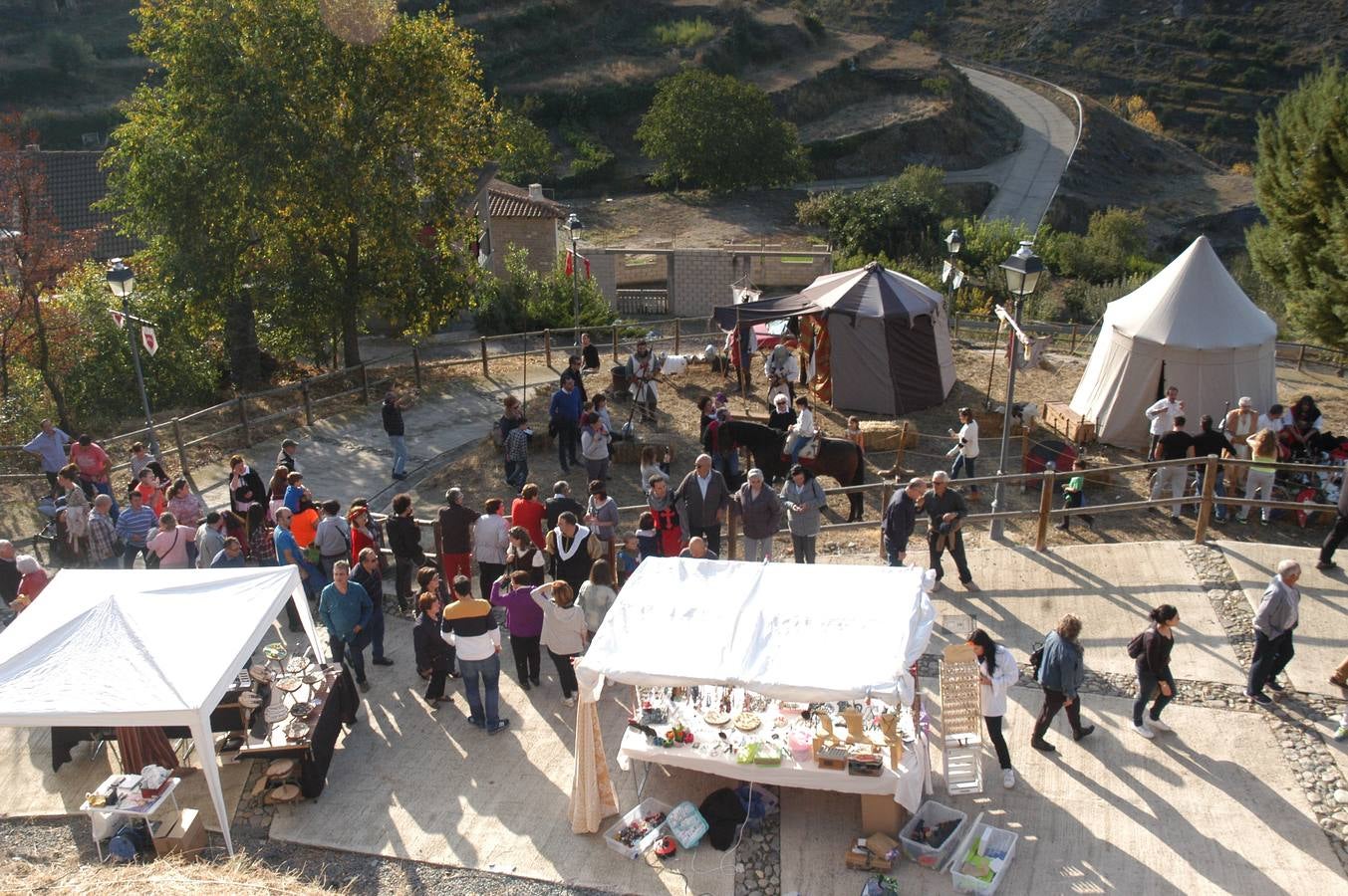 Cornago lleva trece años consecutivos celebrando unas jornadas de artesanía medieval que aprovechan uno de los entornos más llamativos de La Rioja, el formado por su castillo y la parroquia de San Pedro