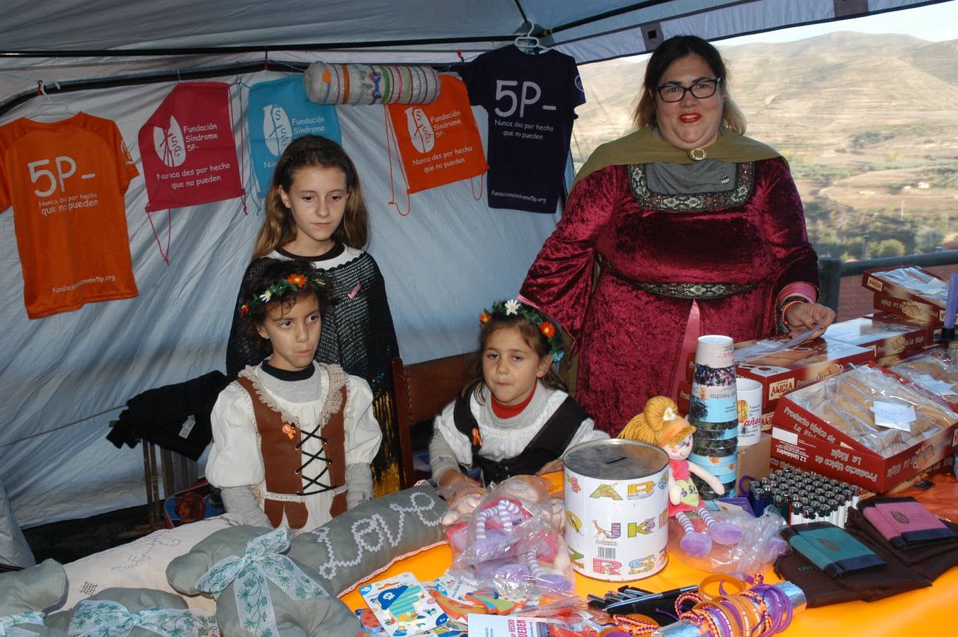 Cornago lleva trece años consecutivos celebrando unas jornadas de artesanía medieval que aprovechan uno de los entornos más llamativos de La Rioja, el formado por su castillo y la parroquia de San Pedro