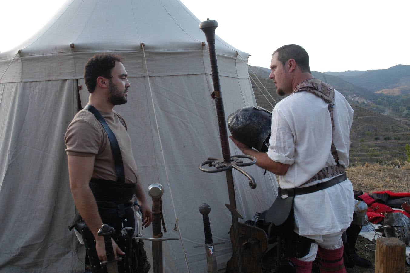 Cornago lleva trece años consecutivos celebrando unas jornadas de artesanía medieval que aprovechan uno de los entornos más llamativos de La Rioja, el formado por su castillo y la parroquia de San Pedro