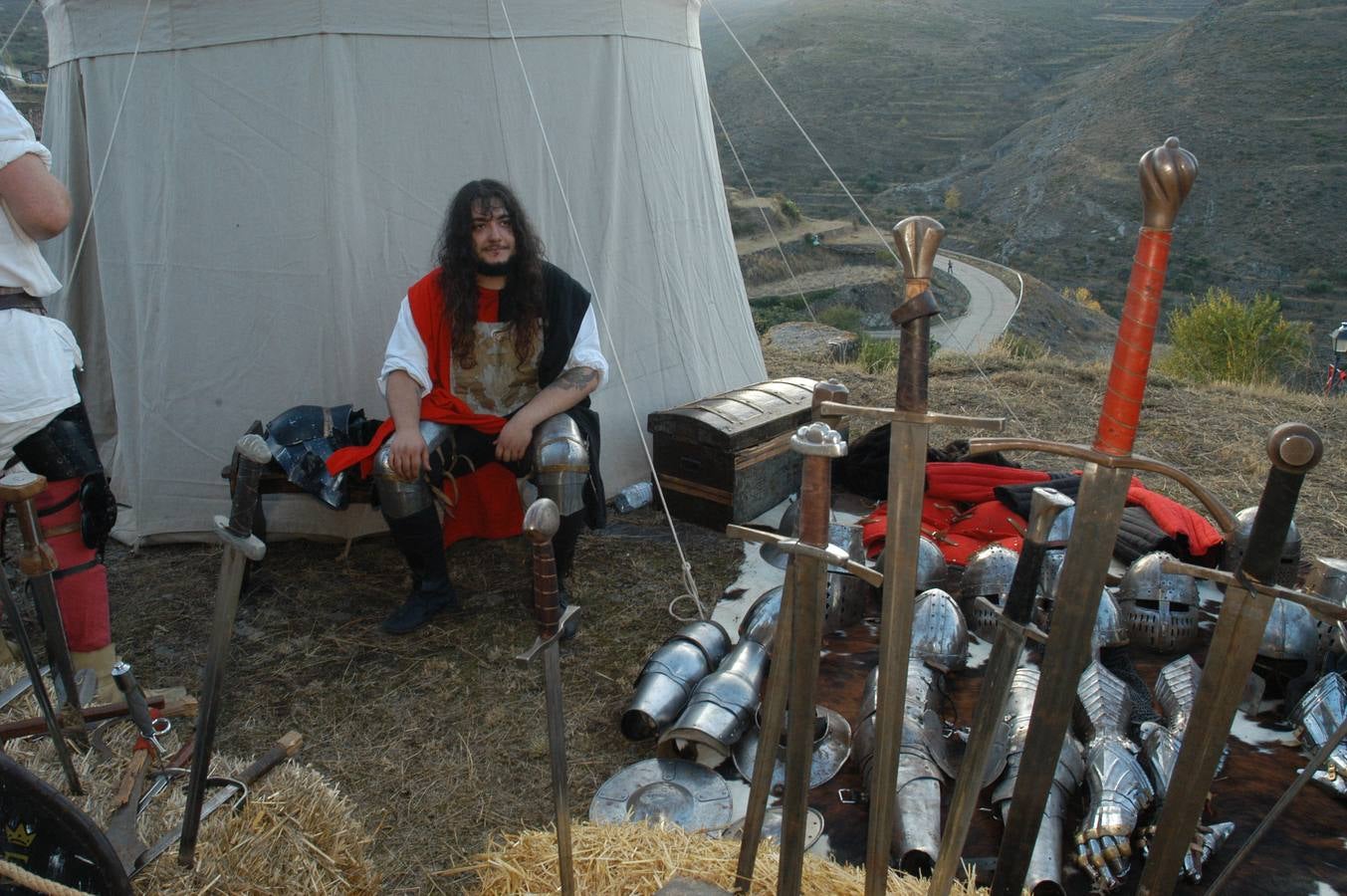 Cornago lleva trece años consecutivos celebrando unas jornadas de artesanía medieval que aprovechan uno de los entornos más llamativos de La Rioja, el formado por su castillo y la parroquia de San Pedro