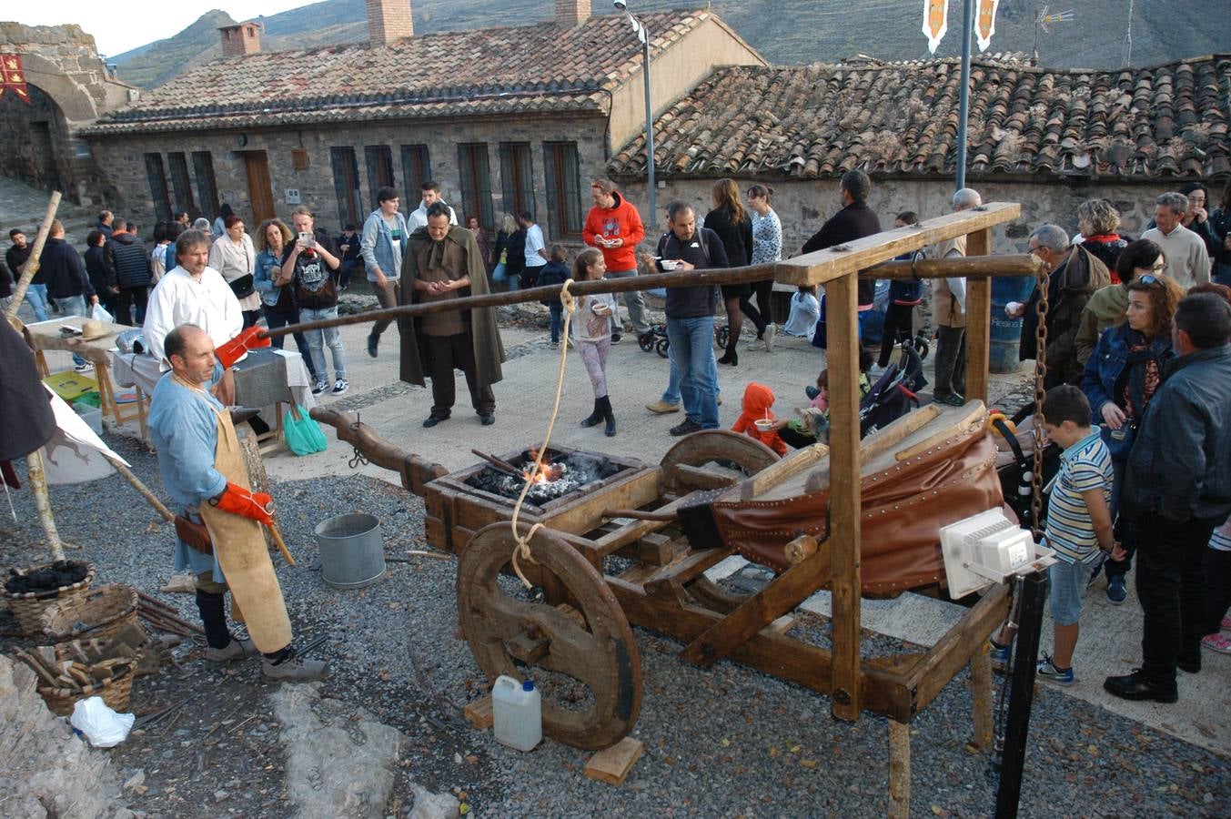 Cornago lleva trece años consecutivos celebrando unas jornadas de artesanía medieval que aprovechan uno de los entornos más llamativos de La Rioja, el formado por su castillo y la parroquia de San Pedro