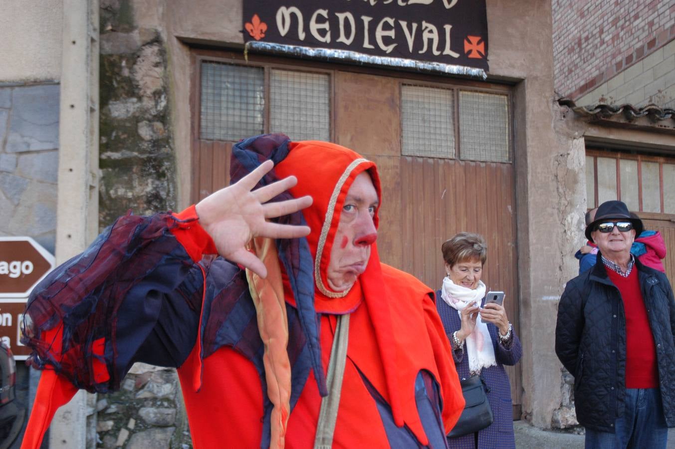 Cornago lleva trece años consecutivos celebrando unas jornadas de artesanía medieval que aprovechan uno de los entornos más llamativos de La Rioja, el formado por su castillo y la parroquia de San Pedro