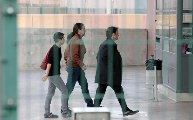 Pablo Iglesias llega a la prisión de Lledoners para reunirse con Junqueras. 