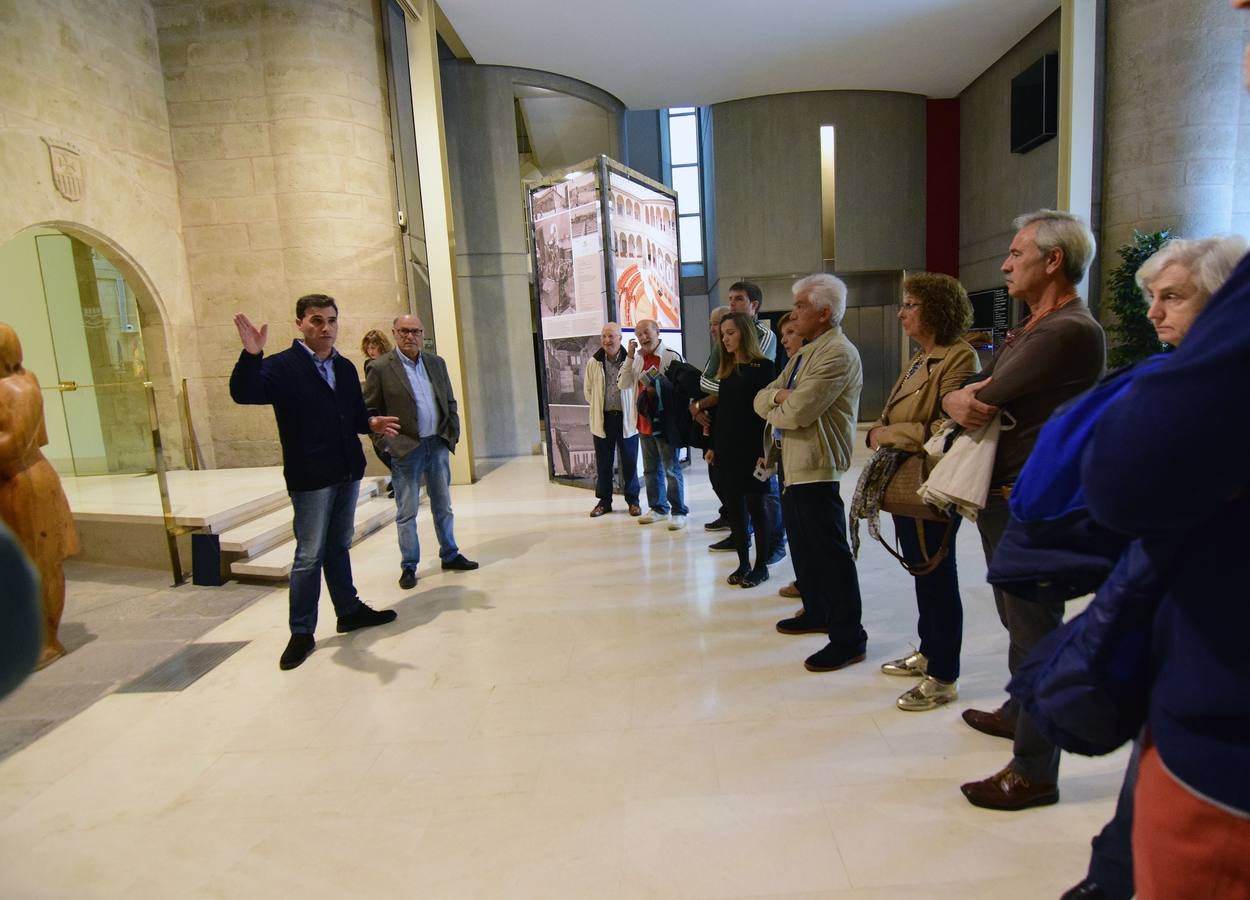 Extrabajadores de Tabacalera visitaron ayer el Parlamento, cuyo edificio acogió la fábrica antiguamente.