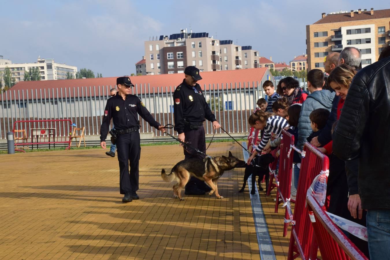 La Jefatura Superior de Policía de La Rioja celebró ayer su jornada de puertas abiertas, especialemente dedicada a los niños.