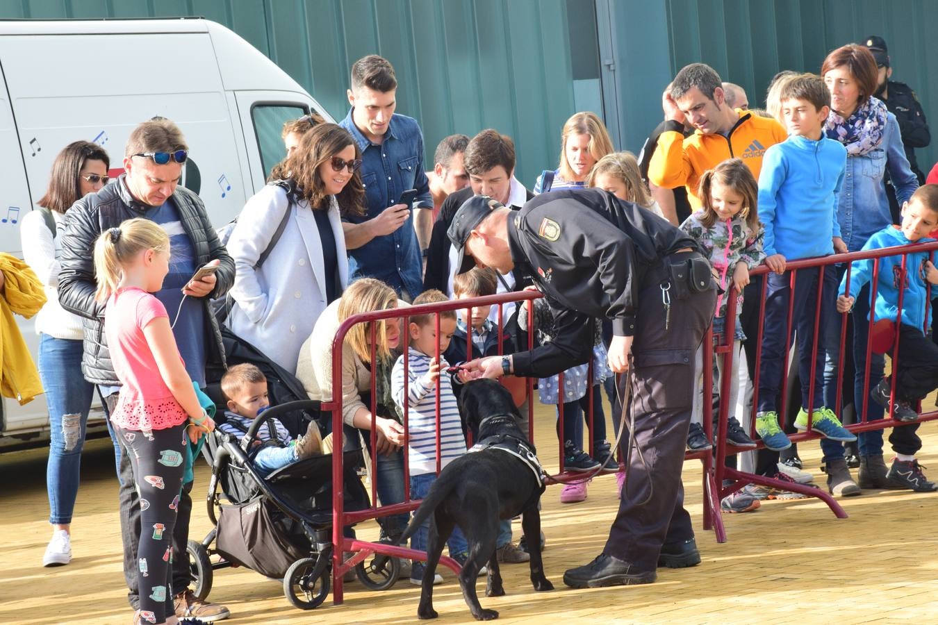 La Jefatura Superior de Policía de La Rioja celebró ayer su jornada de puertas abiertas, especialemente dedicada a los niños.