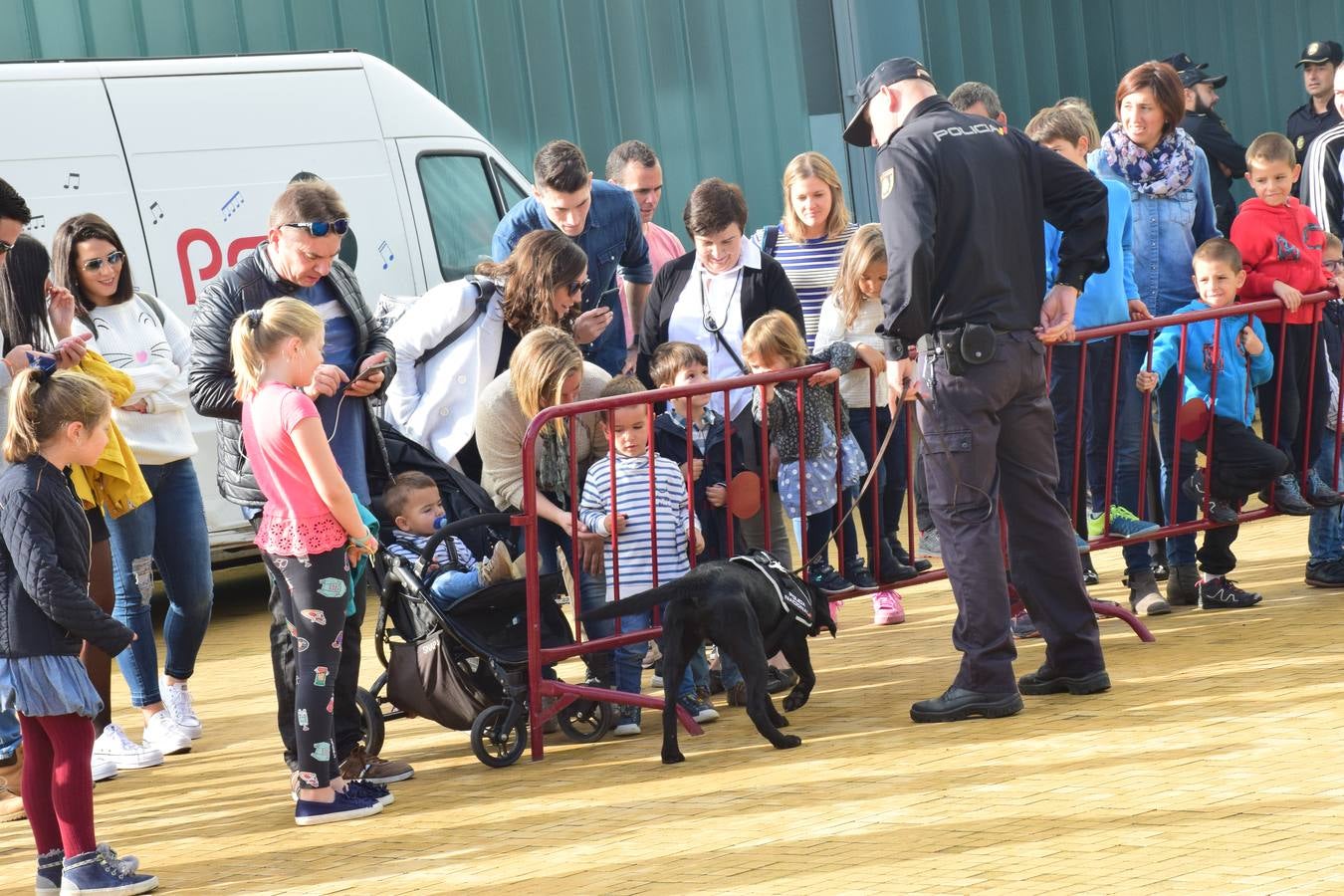 La Jefatura Superior de Policía de La Rioja celebró ayer su jornada de puertas abiertas, especialemente dedicada a los niños.