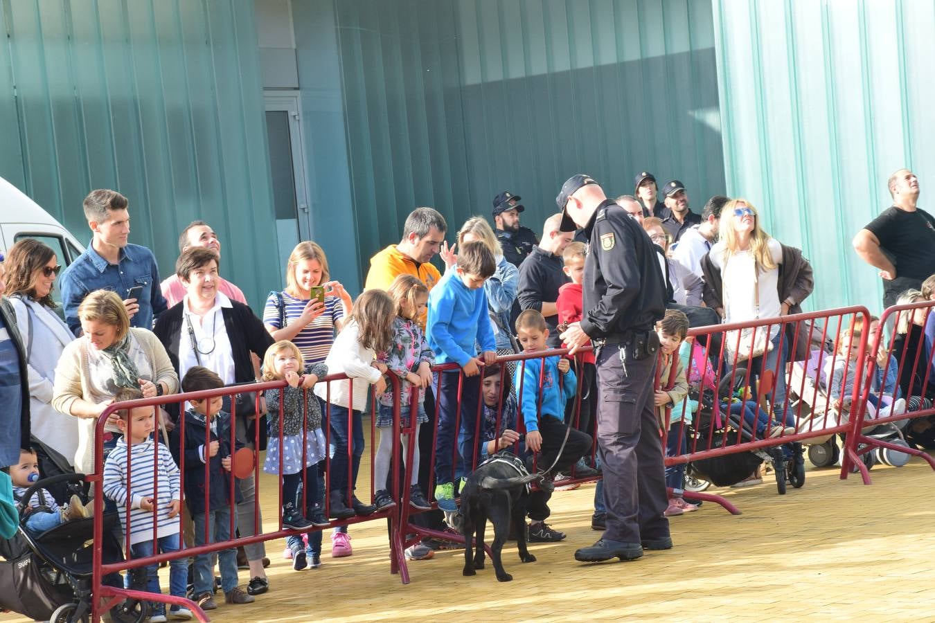 La Jefatura Superior de Policía de La Rioja celebró ayer su jornada de puertas abiertas, especialemente dedicada a los niños.