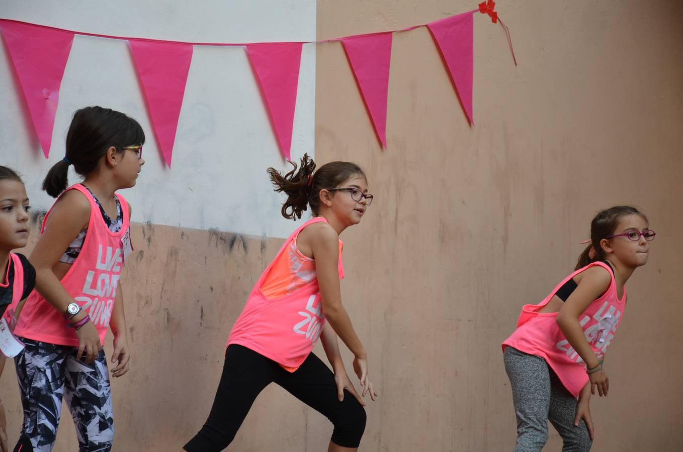 Masterclass de zumba para la lucha contra el cáncer de mama. La actividad la ha organizado la asociación de bares de la calle Travesía de Paletillas (ACTIBA) dentro de su Pink Wekend.