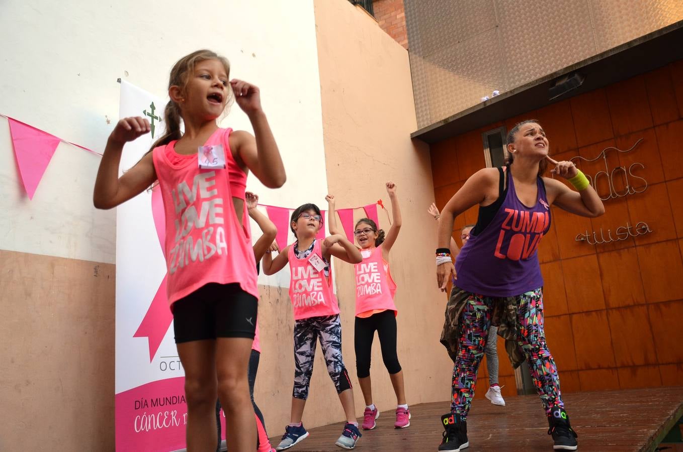 Masterclass de zumba para la lucha contra el cáncer de mama. La actividad la ha organizado la asociación de bares de la calle Travesía de Paletillas (ACTIBA) dentro de su Pink Wekend.