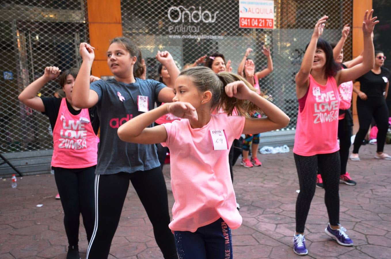 Masterclass de zumba para la lucha contra el cáncer de mama. La actividad la ha organizado la asociación de bares de la calle Travesía de Paletillas (ACTIBA) dentro de su Pink Wekend.