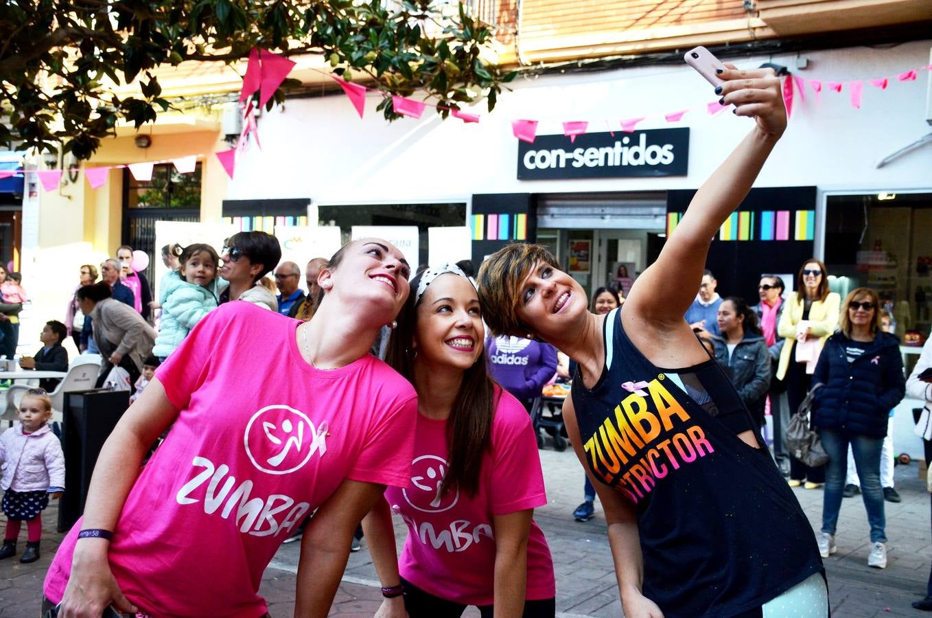 Masterclass de zumba para la lucha contra el cáncer de mama. La actividad la ha organizado la asociación de bares de la calle Travesía de Paletillas (ACTIBA) dentro de su Pink Wekend.