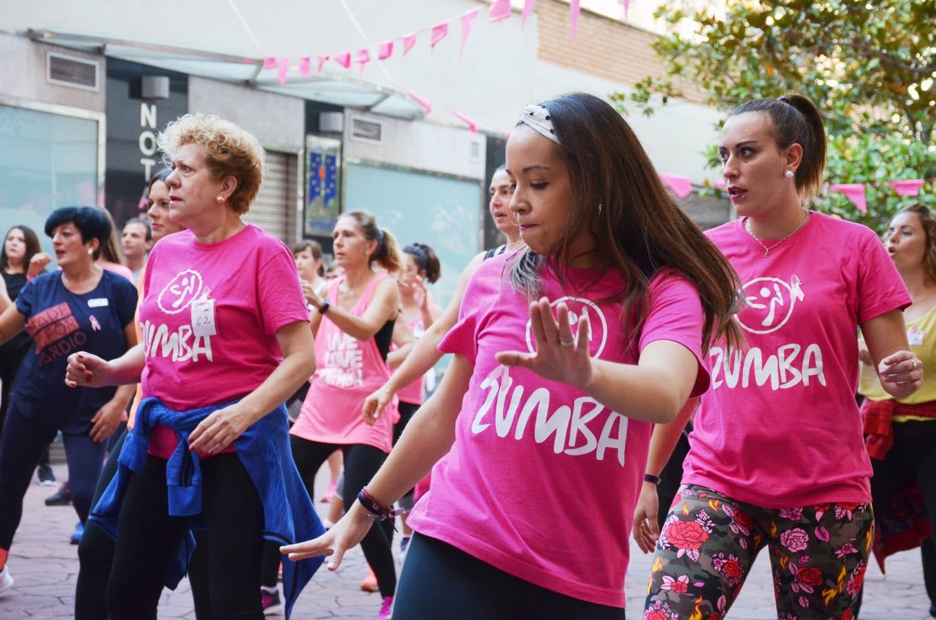 Masterclass de zumba para la lucha contra el cáncer de mama. La actividad la ha organizado la asociación de bares de la calle Travesía de Paletillas (ACTIBA) dentro de su Pink Wekend.