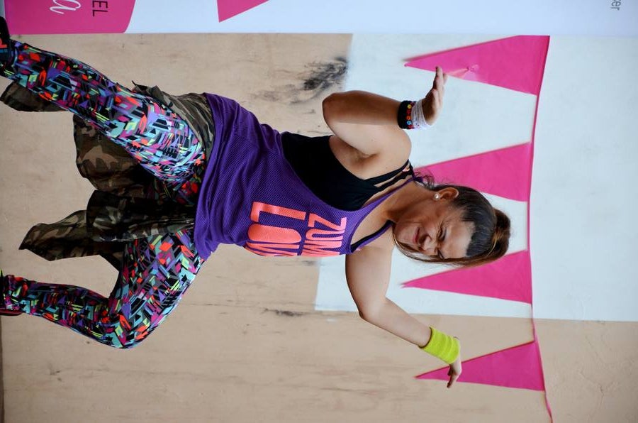 Masterclass de zumba para la lucha contra el cáncer de mama. La actividad la ha organizado la asociación de bares de la calle Travesía de Paletillas (ACTIBA) dentro de su Pink Wekend.