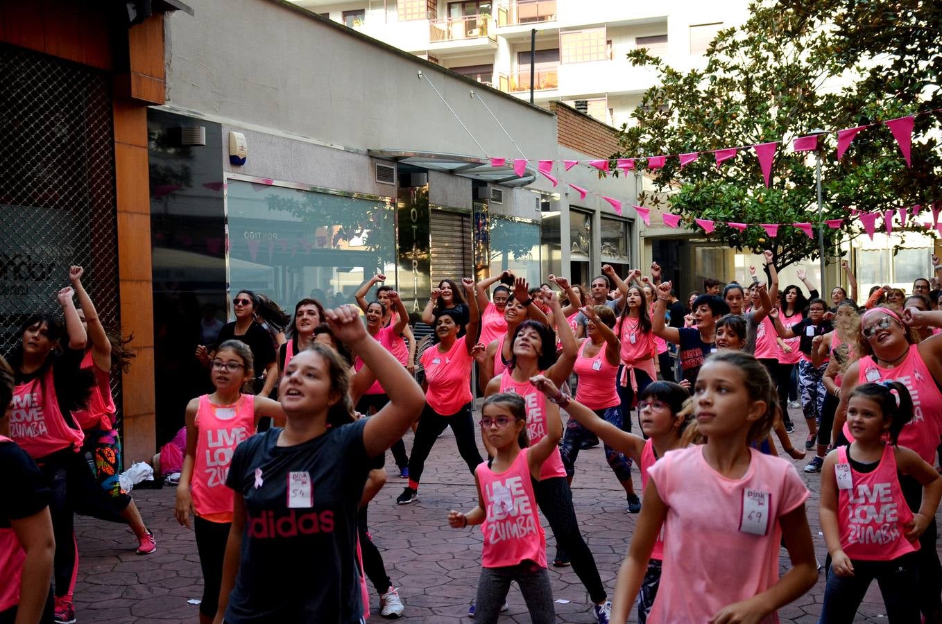Masterclass de zumba para la lucha contra el cáncer de mama. La actividad la ha organizado la asociación de bares de la calle Travesía de Paletillas (ACTIBA) dentro de su Pink Wekend.