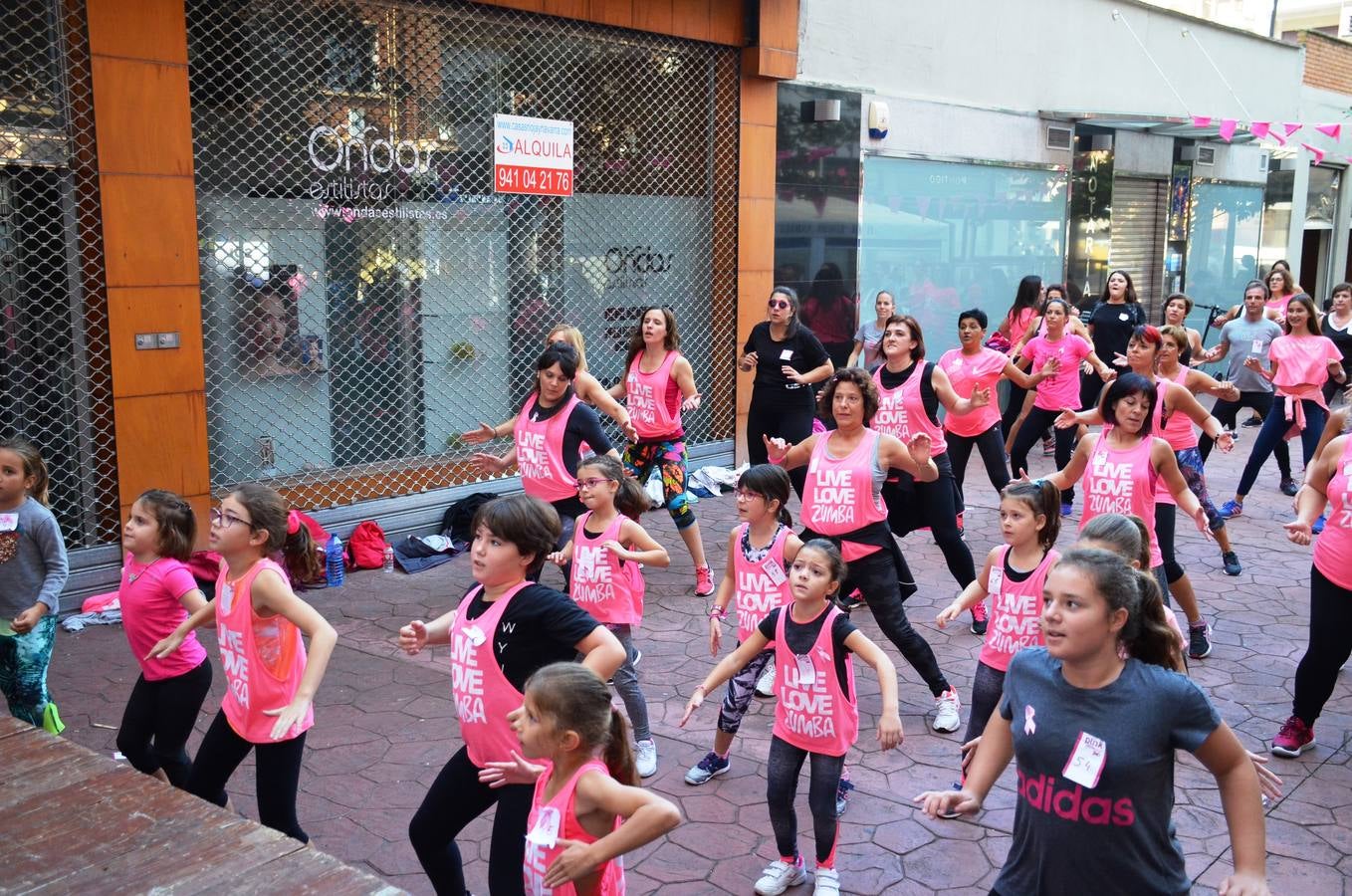 Masterclass de zumba para la lucha contra el cáncer de mama. La actividad la ha organizado la asociación de bares de la calle Travesía de Paletillas (ACTIBA) dentro de su Pink Wekend.