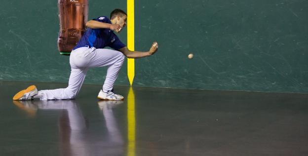 Darío, en un partido anterior, devuelve la pelota. :: sonia tercero