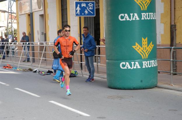 Deportistas de Rincón de Soto, ayer antes de comenzar la competición. :: s.s.j.